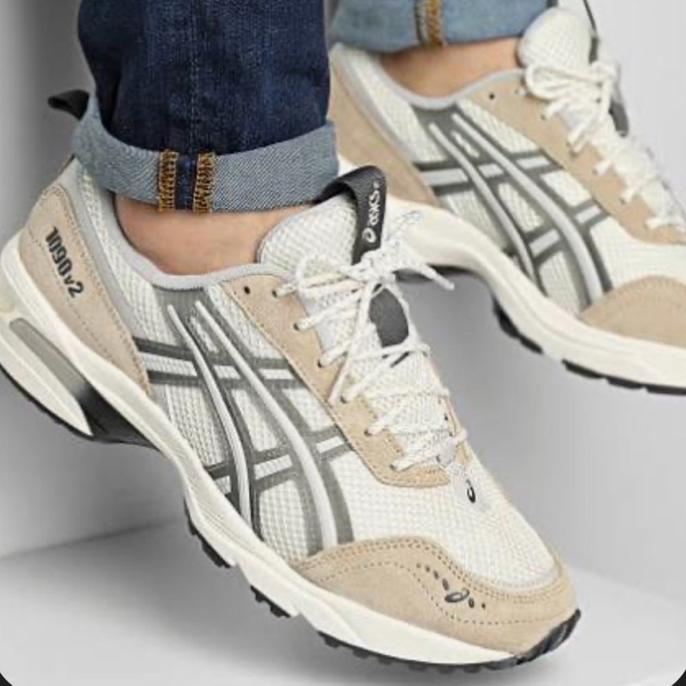 ASICS GEL-1090v2
Color: Cream/Clay Grey
